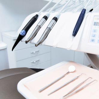 φωτογραφία με εργαλεία οδοντιατρείου